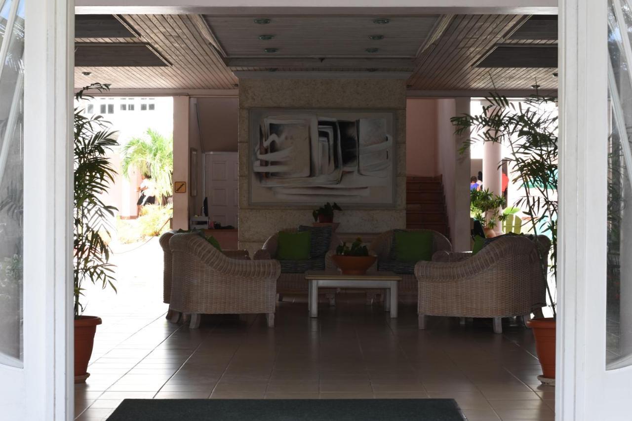 Hotel Pommarine ブリッジタウン エクステリア 写真